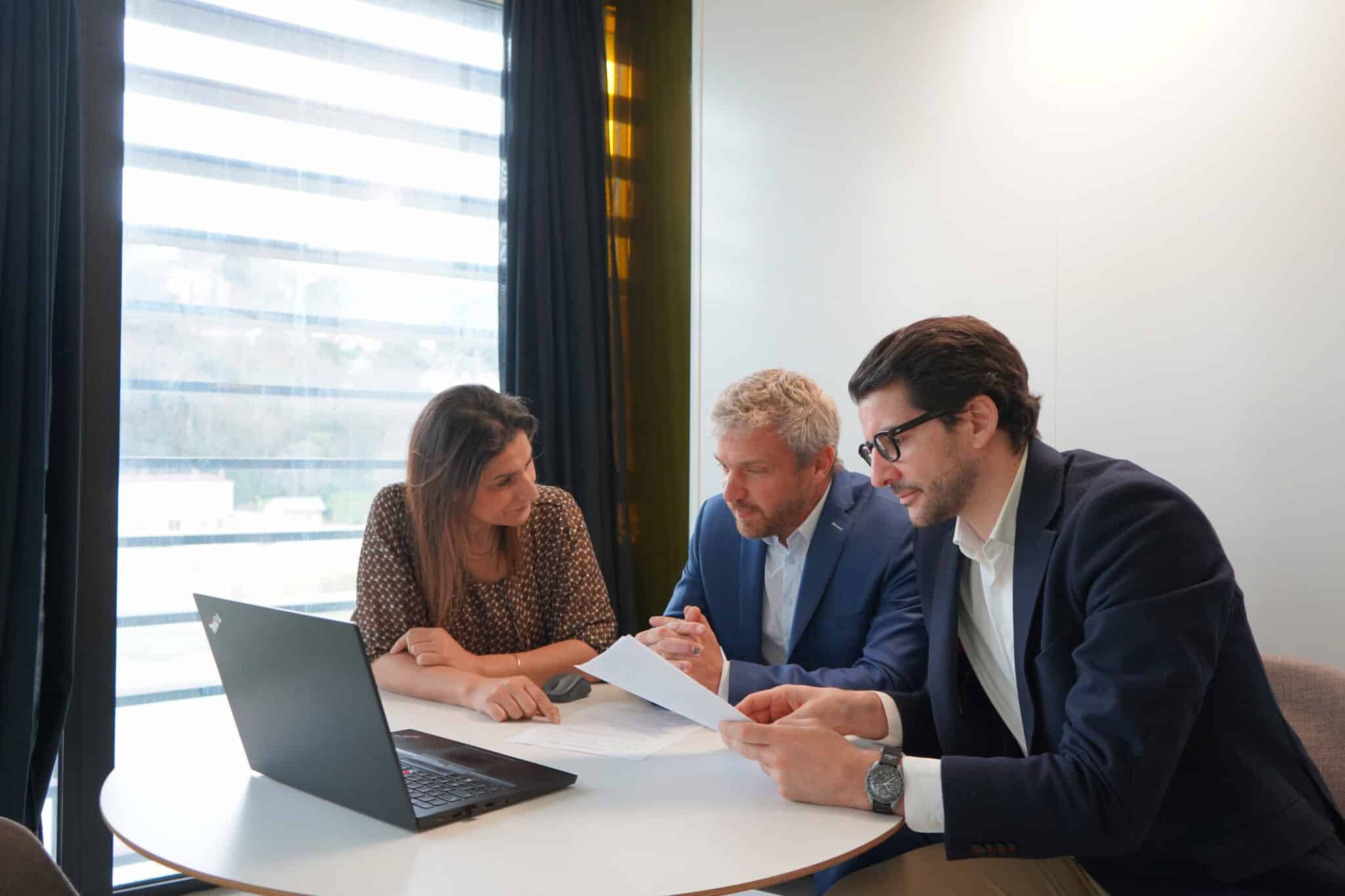 ABGi France - Trois consultants en réunion