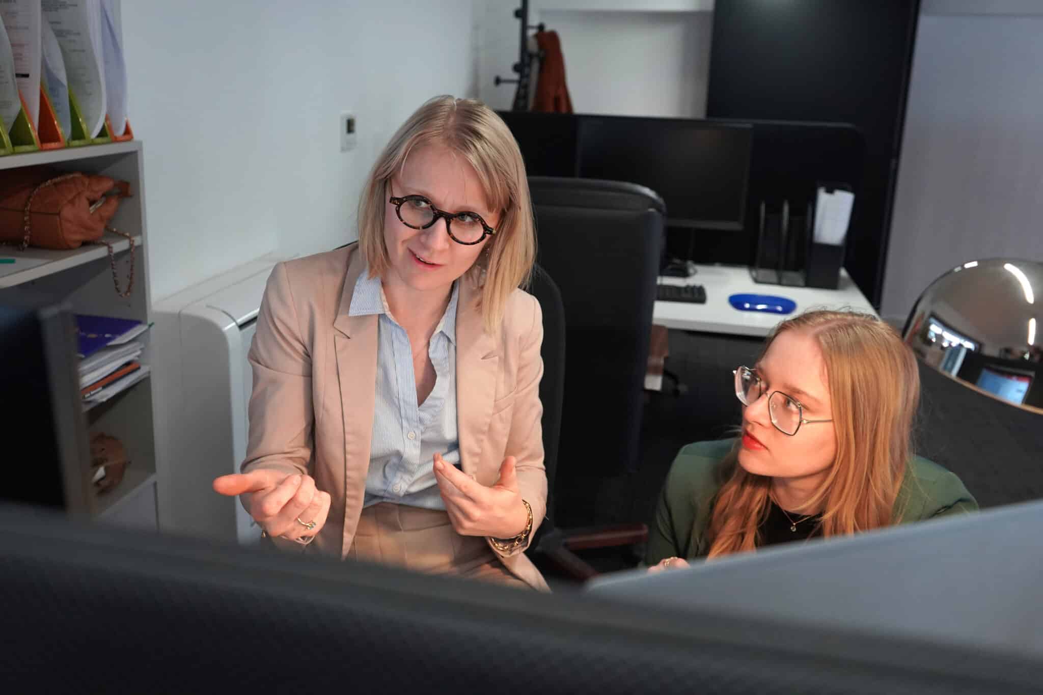 ABGi France - Collègues discutant sur un bureau