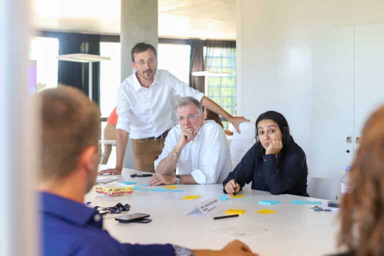 Collègues discutant lors d'un atelier interactif