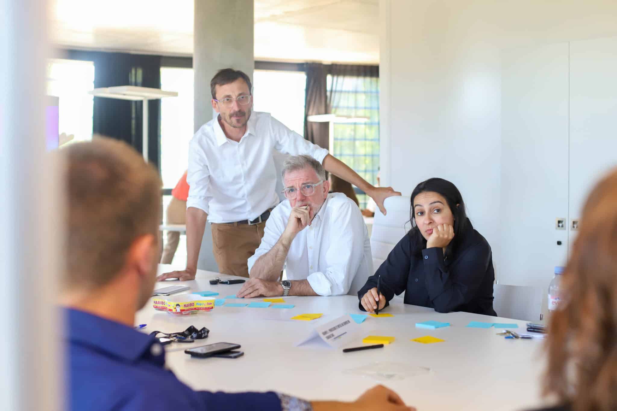 Collègues discutant lors d'un atelier interactif
